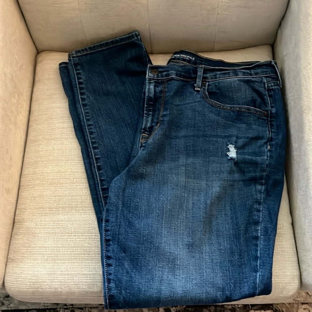Old Navy size16 curvy profile, mid rise tapered leg jeans.